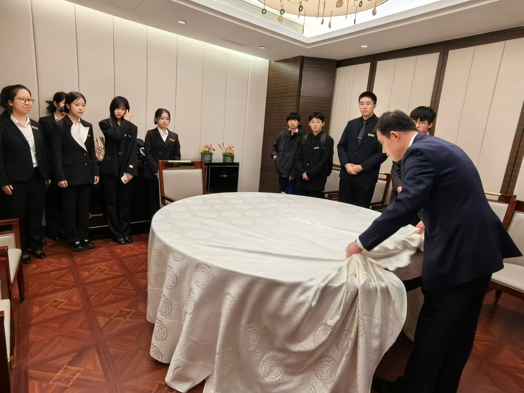秉承“以商立校