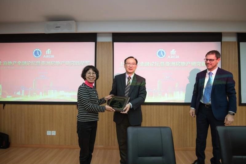 图为贺瑛副校长为获奖者颁奖 10月28日